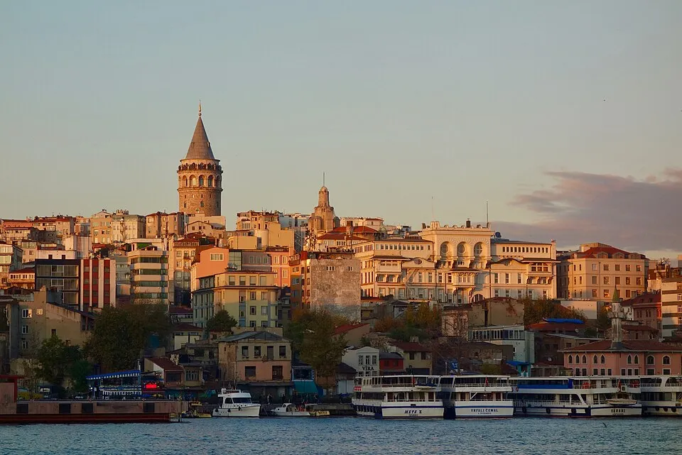 Haliç üzerinden Galata Kulesi ve İstanbul silueti